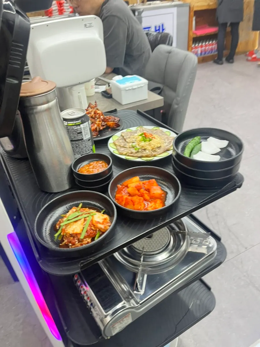 Basic side dishes brought out by a serving robot