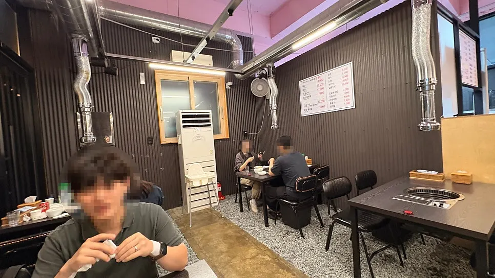 자갈 바닥이 있는 매장 내부
