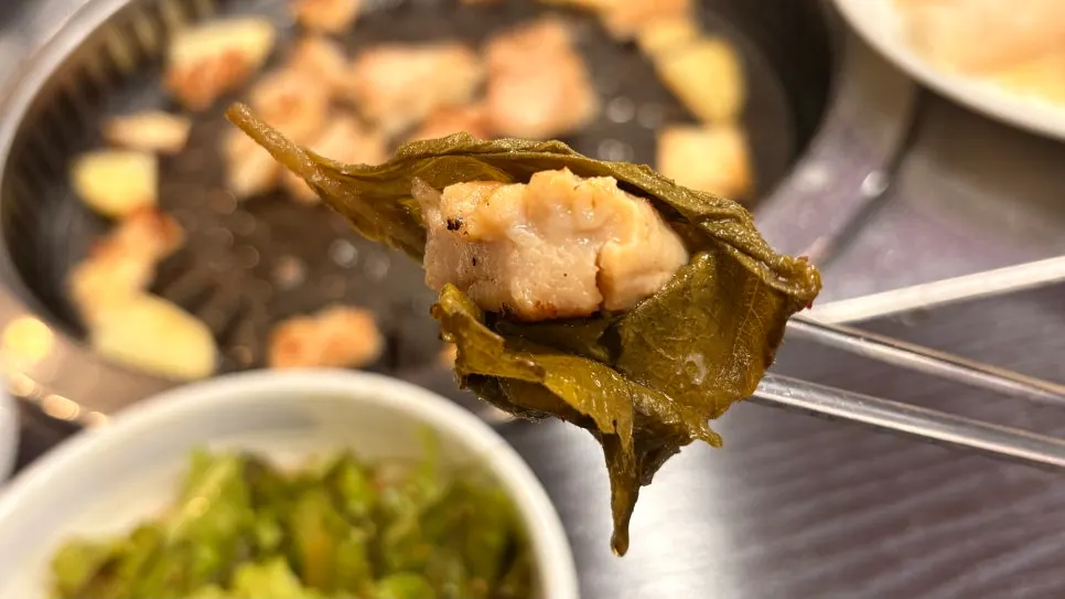깻잎장아찌에 싸 먹는 양곱창