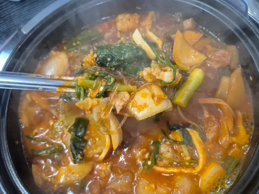 곱창과 대창이 가득 담긴 전골 냄비