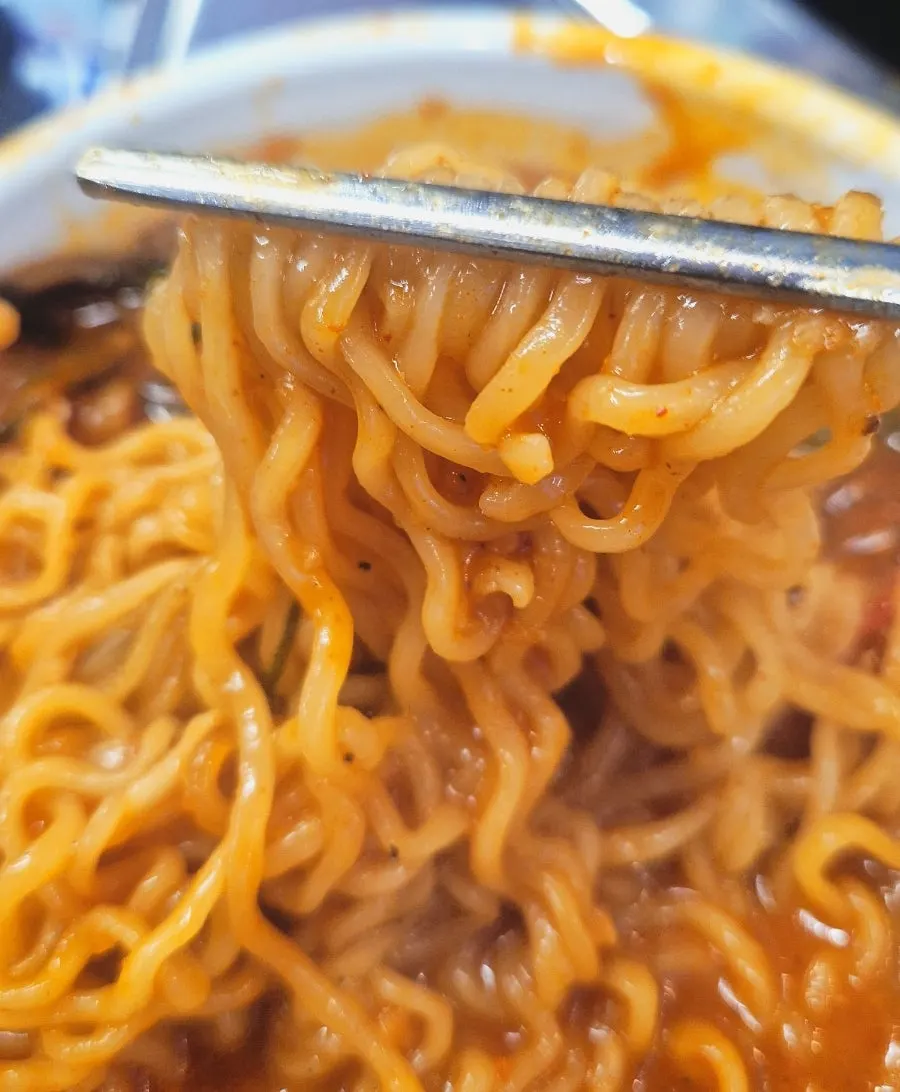 자작하게 끓인 전골 속 라면사리