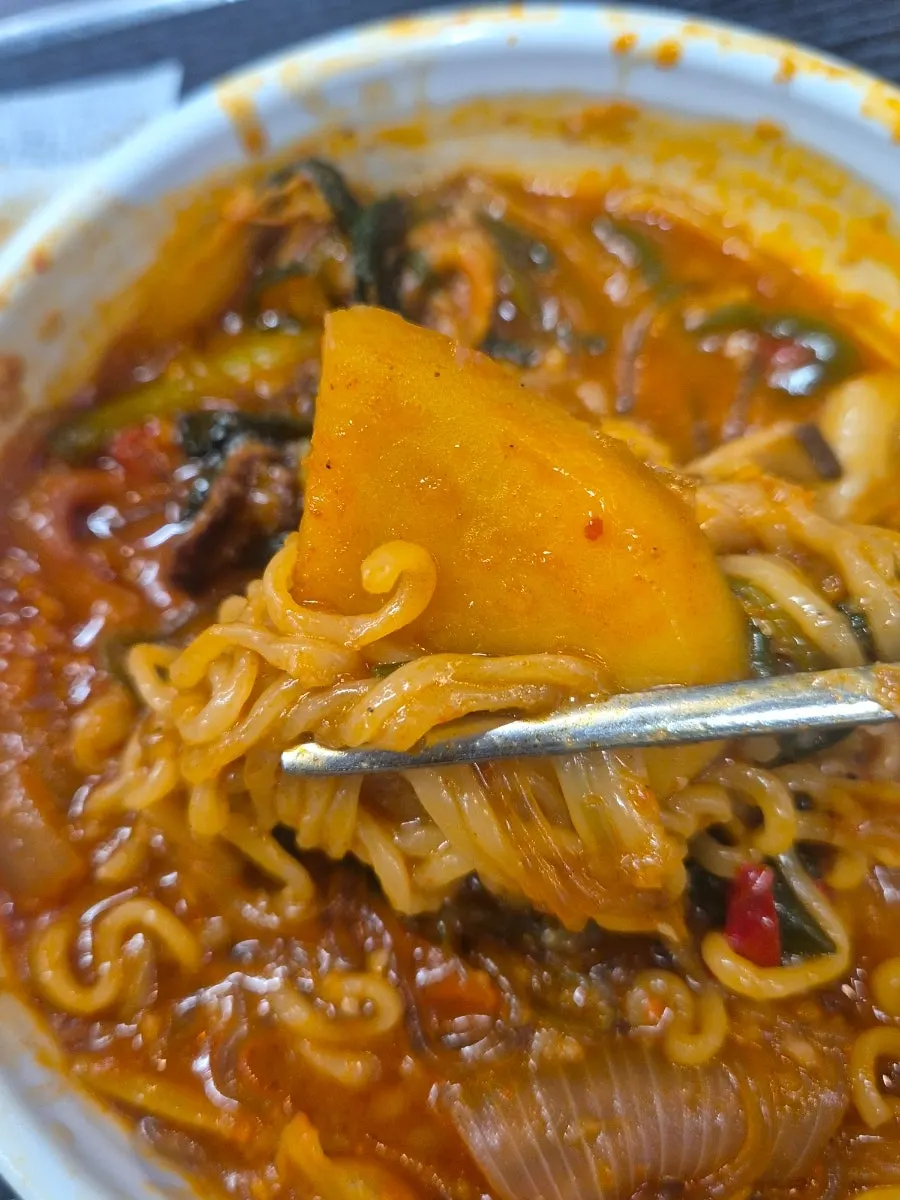 감칠맛 나는 라면사리 한 젓가락