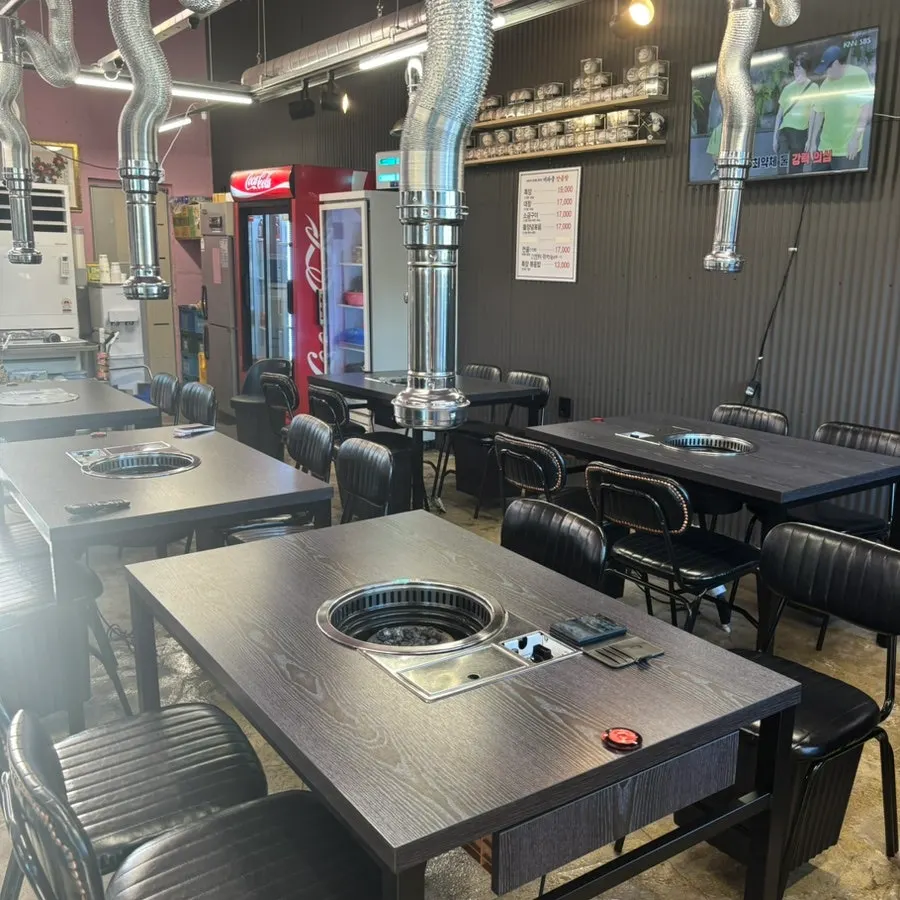 Interior and tables at Miracle Yang Gopchang