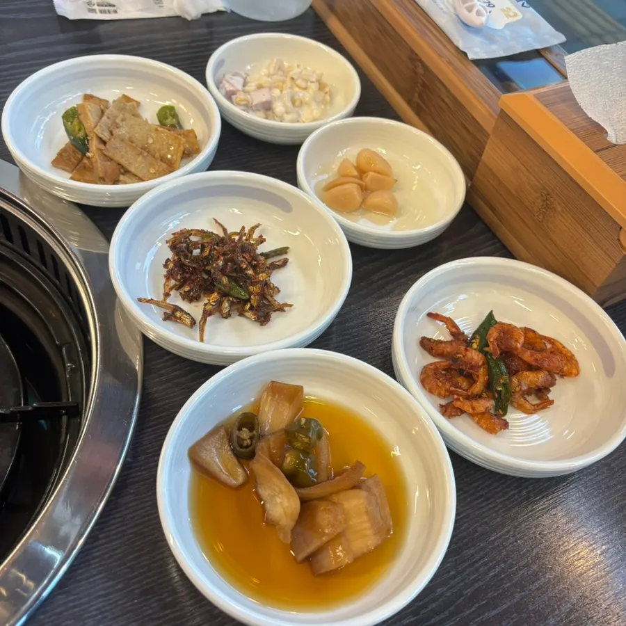 Table set up after ordering gopchang jeongol