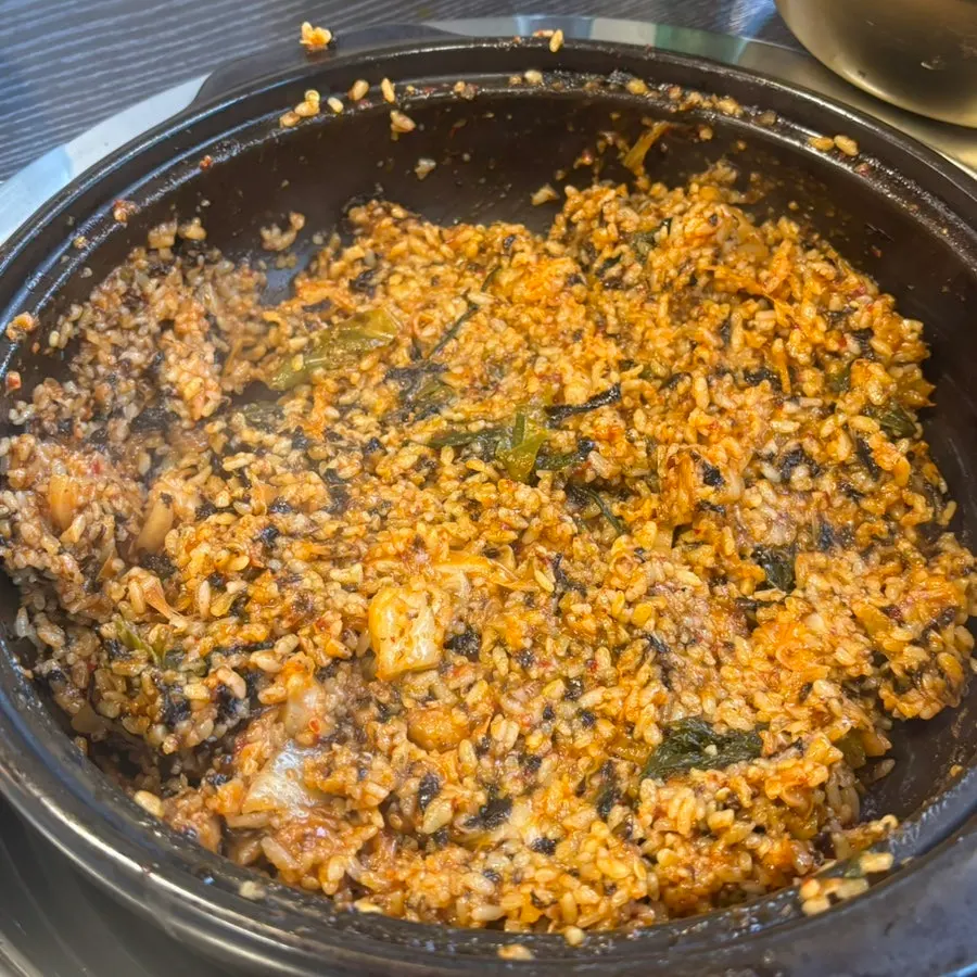 Fried rice made with seaweed flakes and leftover vegetables