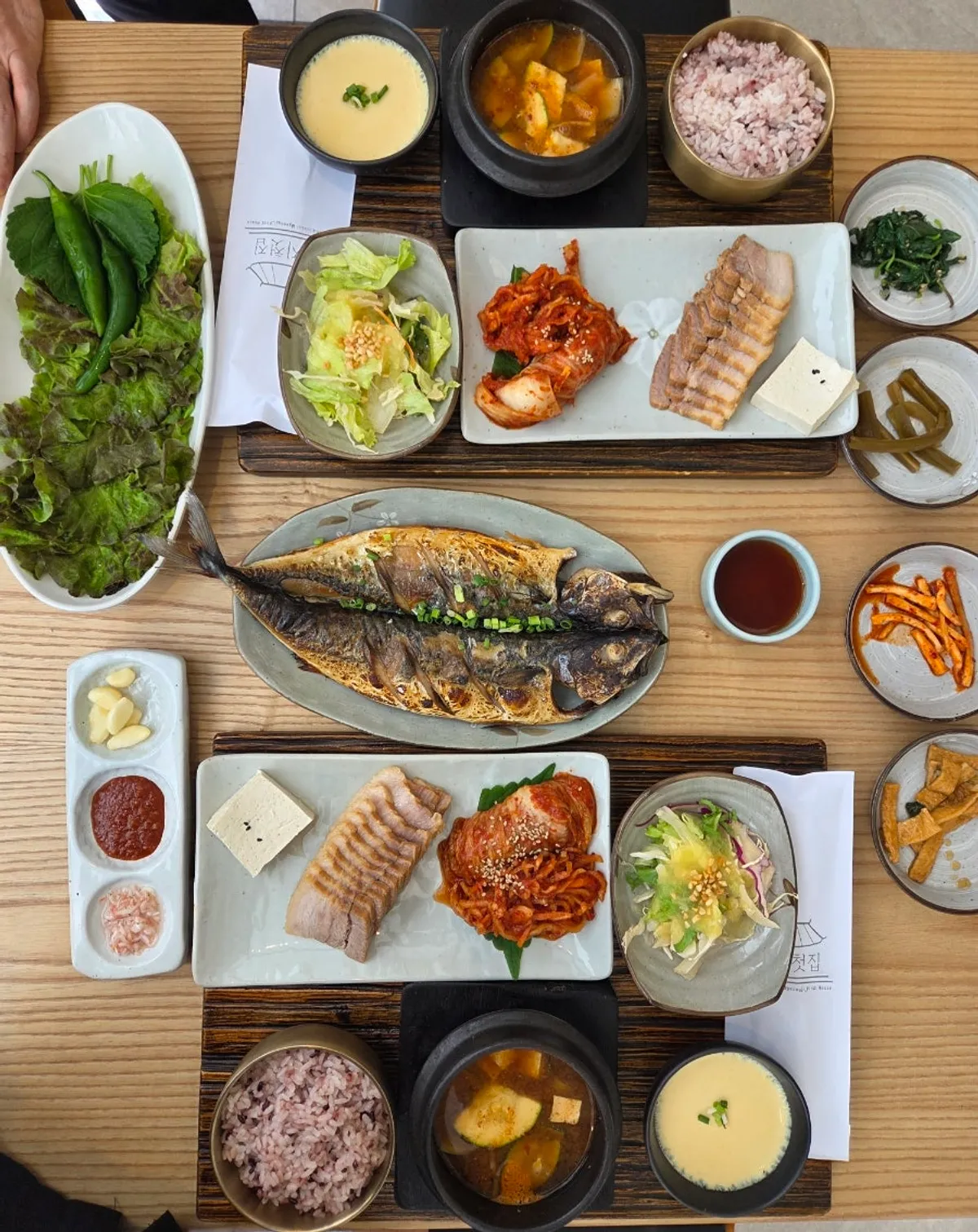 보쌈과 반찬으로 차려진 한상