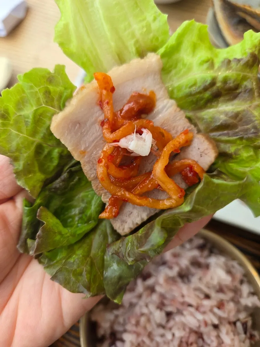 샐러드와 계란찜이 있는 보쌈 한상