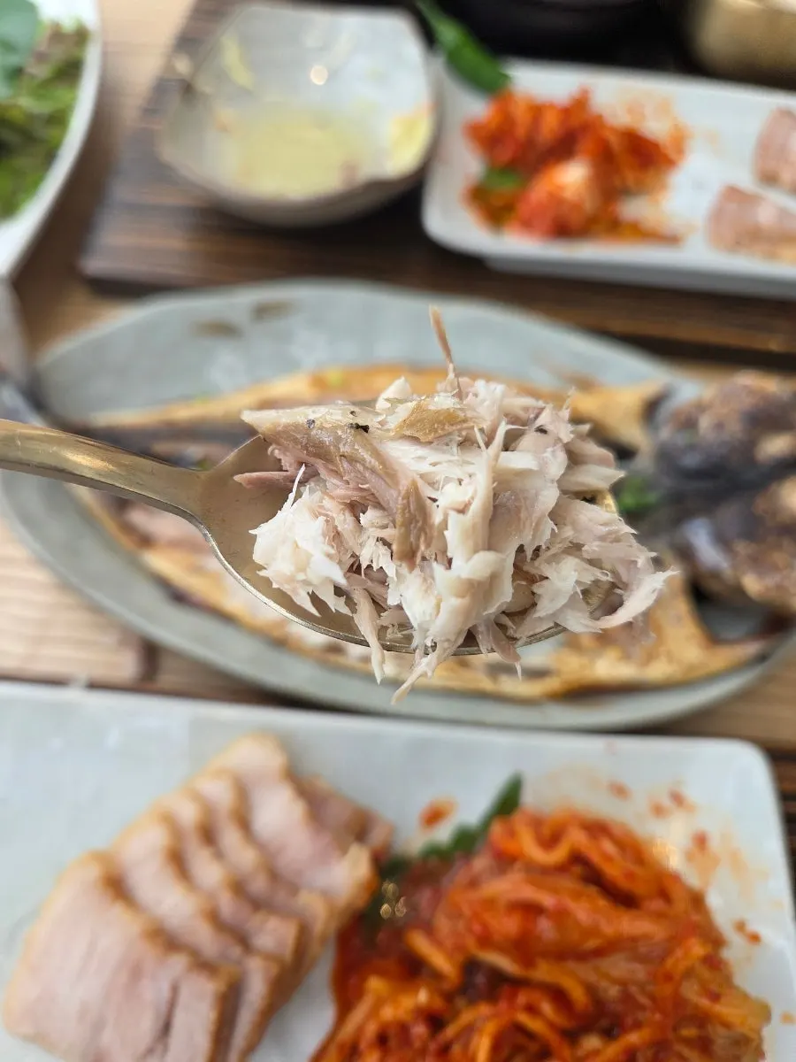 쌈과 보쌈김치를 곁들인 보쌈