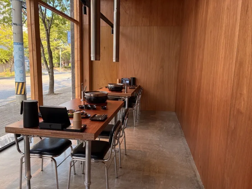 Interior restoran dengan jarak antar meja yang lega