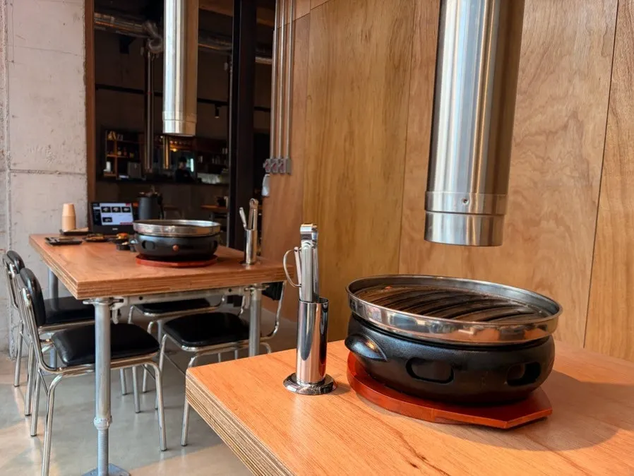 Ruang restoran daging dengan jendela dan pencahayaan