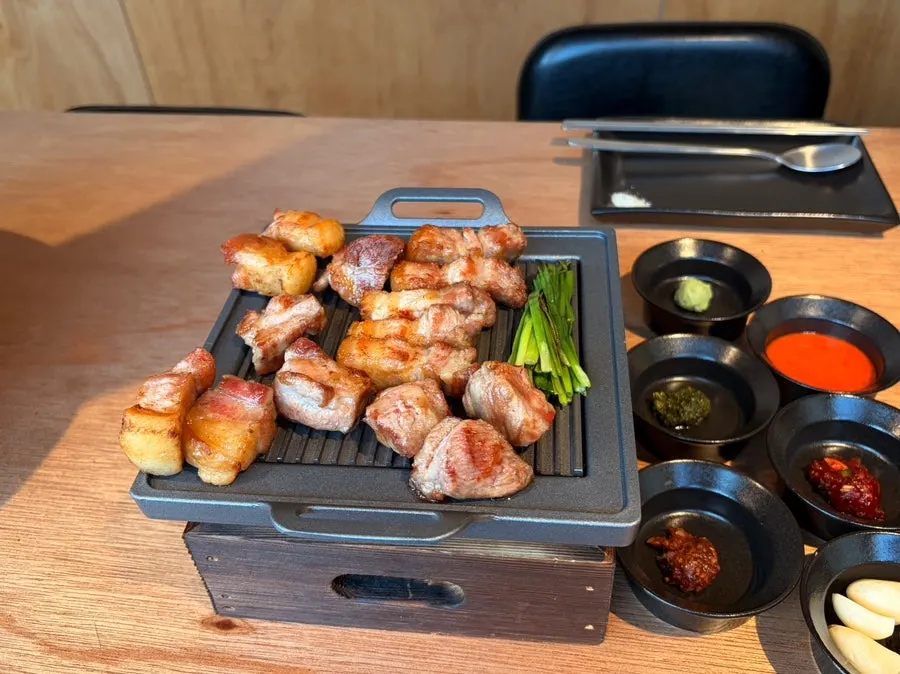 Samgyeopsal dan mokssal yang sudah matang