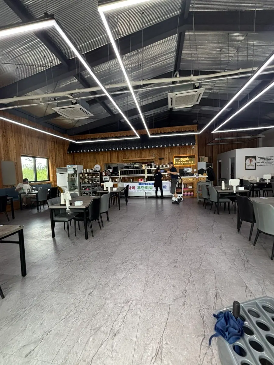 Exterior del restaurante coreano en Yulha 7-ro y espacio de aparcamiento