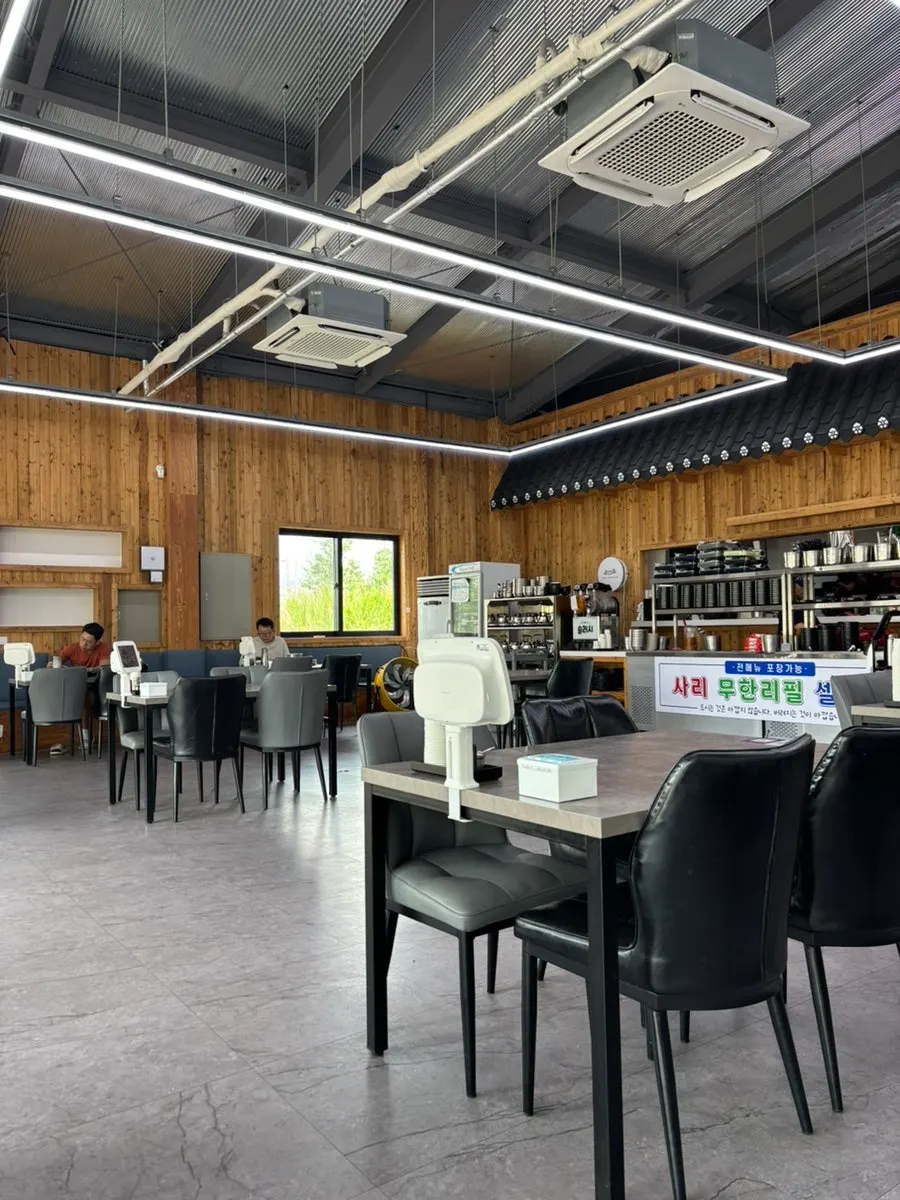 Gran letrero del local con ambiente de restaurante coreano