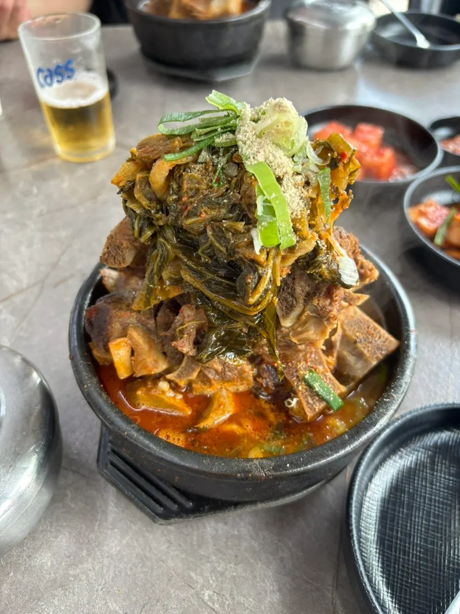 Kimchi, kkakdugi, and basic side dishes served with haejangguk