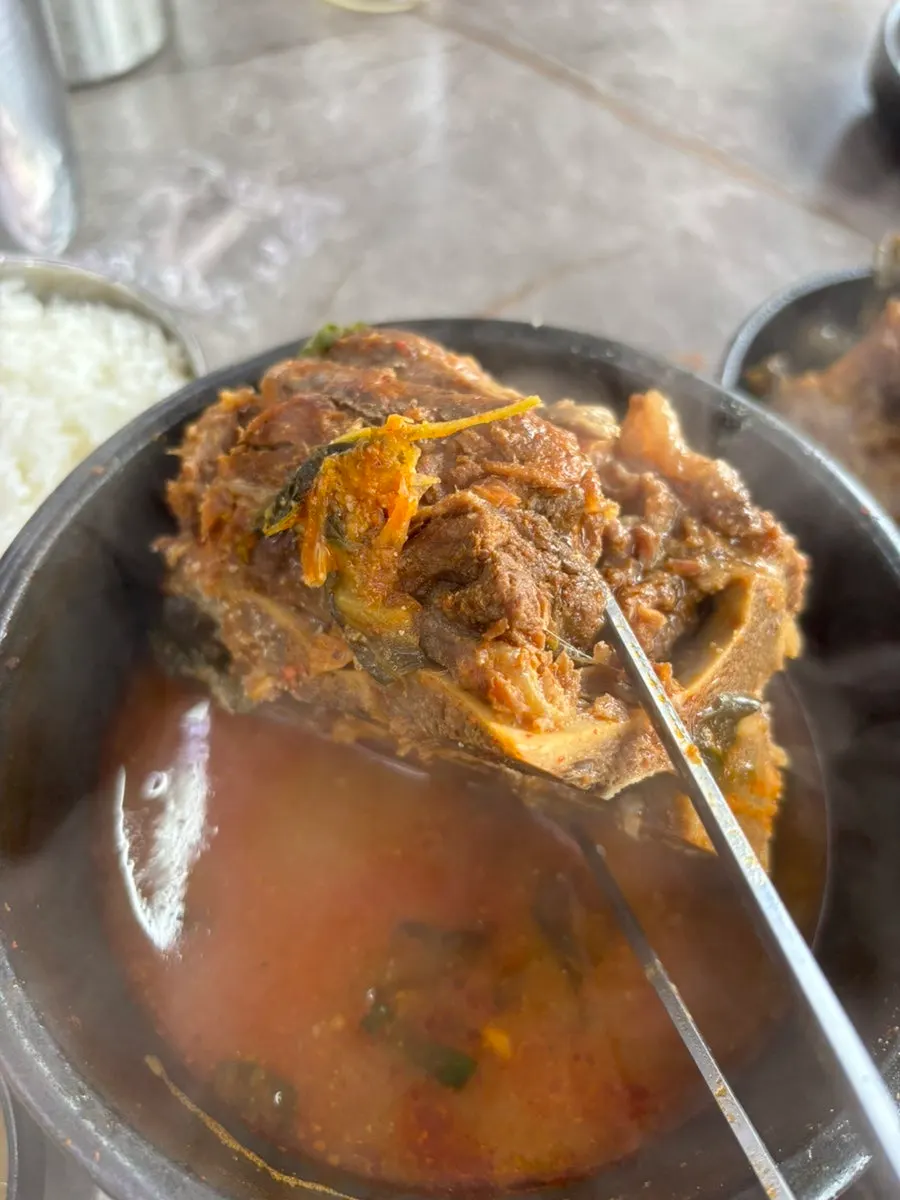 Haejangguk con huesos carnosos y ugeoji