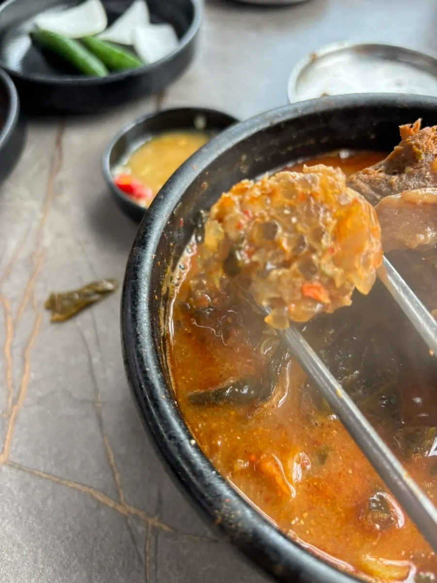 Ppyeodae Itneun Haejangguk con caldo picante