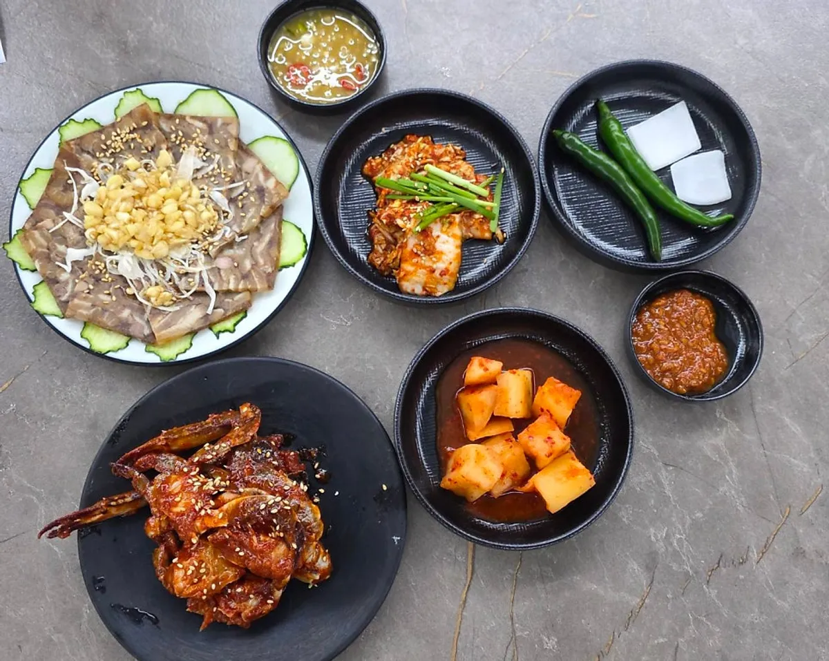 Daega Hansang set with haejangguk, sliced boiled pork, and spicy seasoned crab