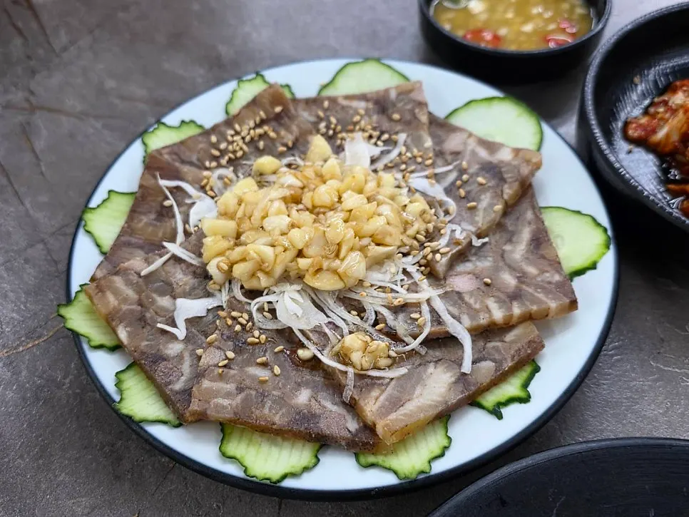 Side dishes included with the Daega Hansang set