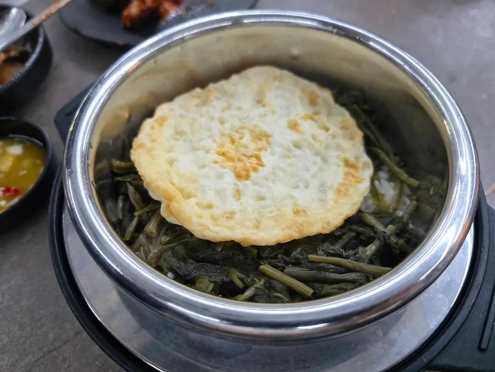 Alternating bites of sliced pork and haejangguk