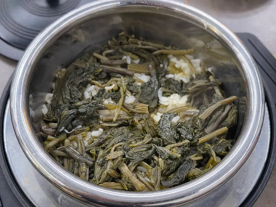 Pot of gonderle egg hotpot rice