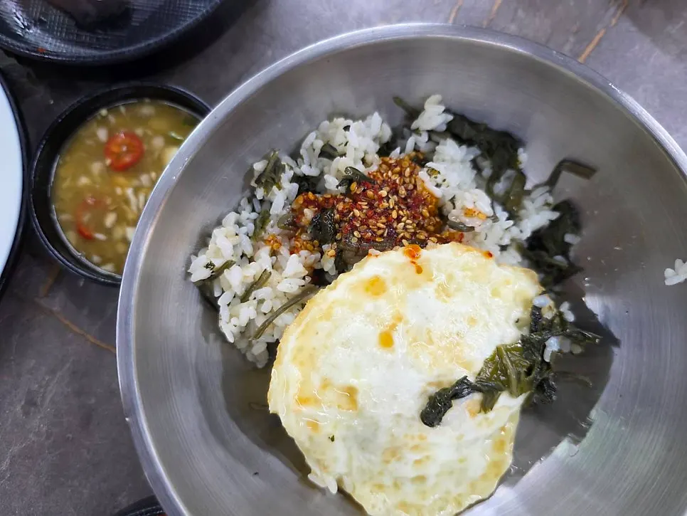 Gonderle and egg mixed into hotpot rice