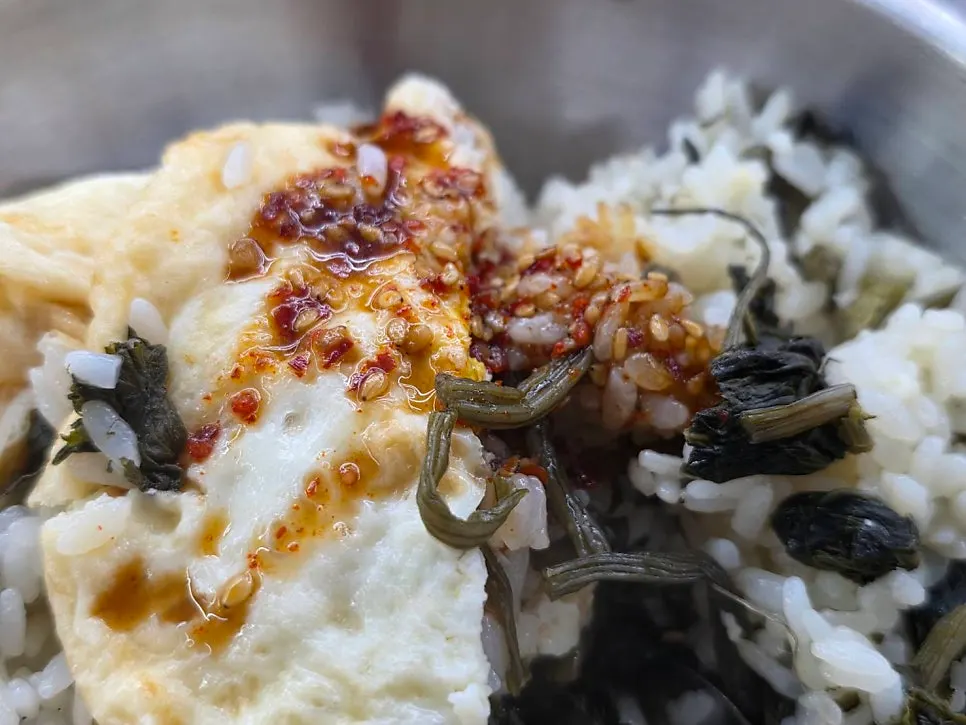 A spoonful of hotpot rice with seasoned crab