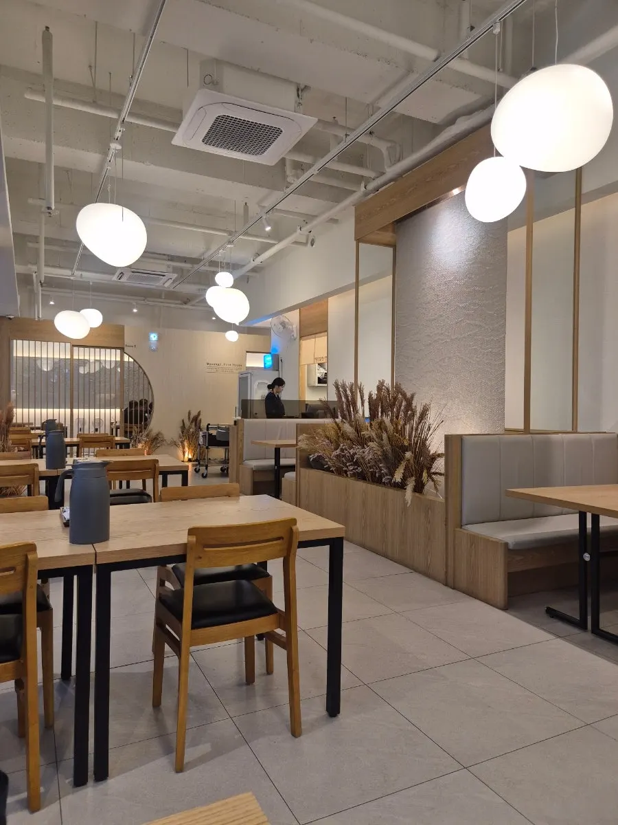Seating well-suited for dining with parents