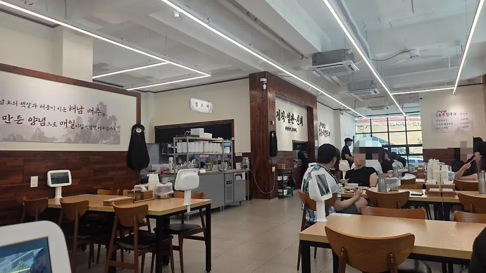Exterior of Seosan Dongjuk Kalguksu with parking space out front