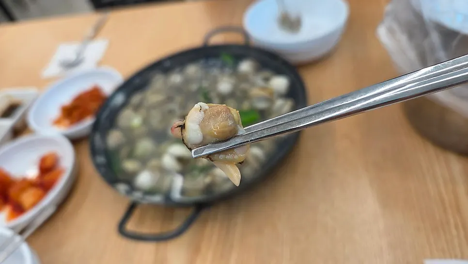 Spicy, savory clam soup broth