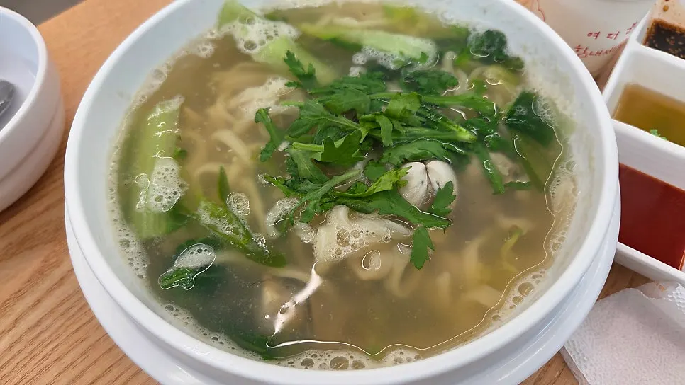 A bowl of clam kalguksu