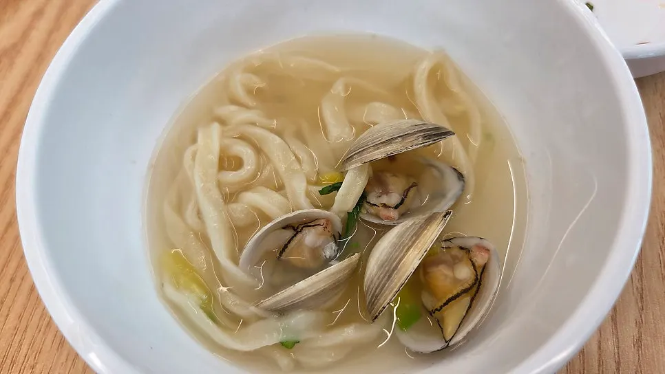 Kalguksu and clam soup set together on the table