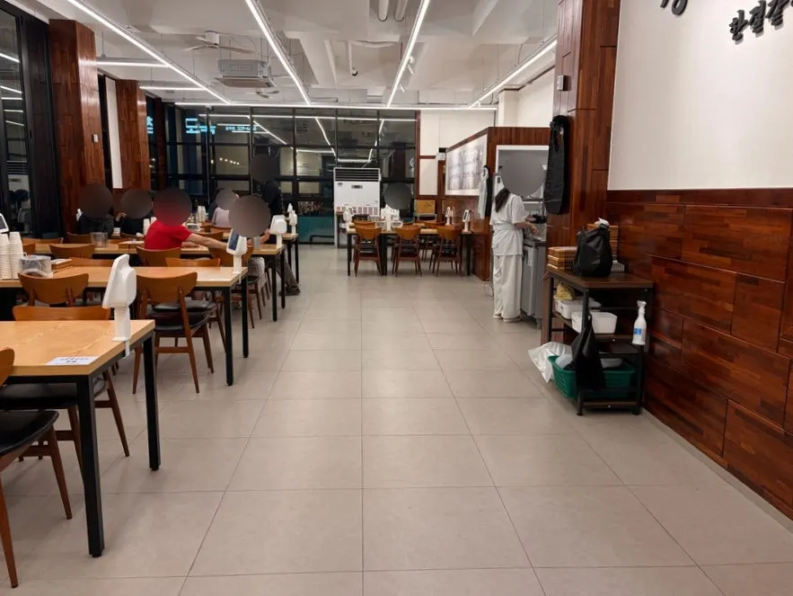 서산동죽칼국수 입구 대기 공간