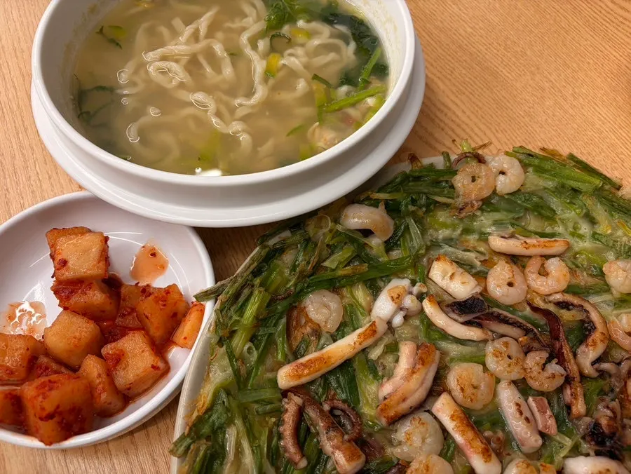 동죽칼국수와 해물파전 주문 상차림