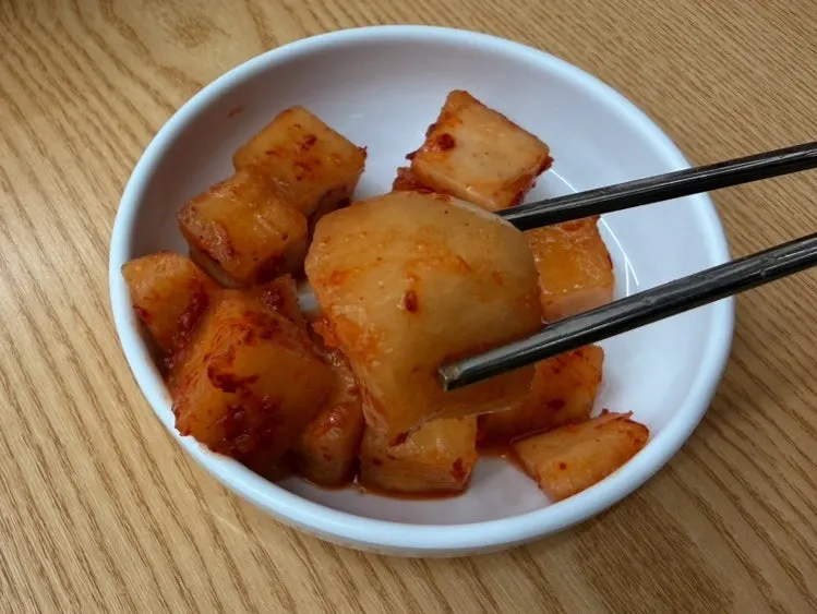 칼국수와 함께 먹는 깍두기
