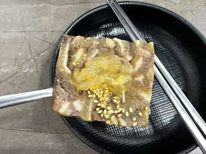 양념이 버무려진 가오리무침 접시