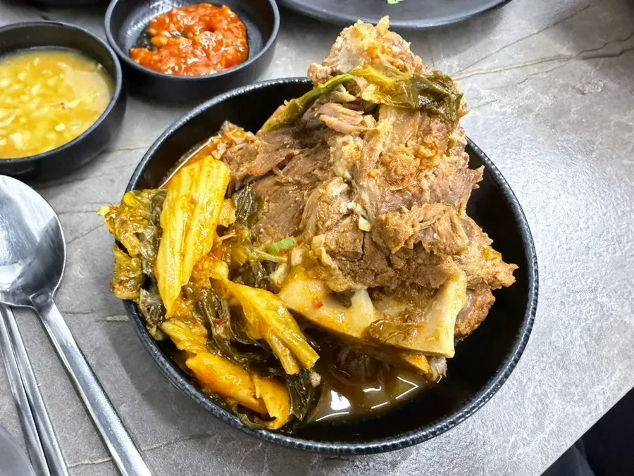 보글보글 끓는 감자탕 냄비