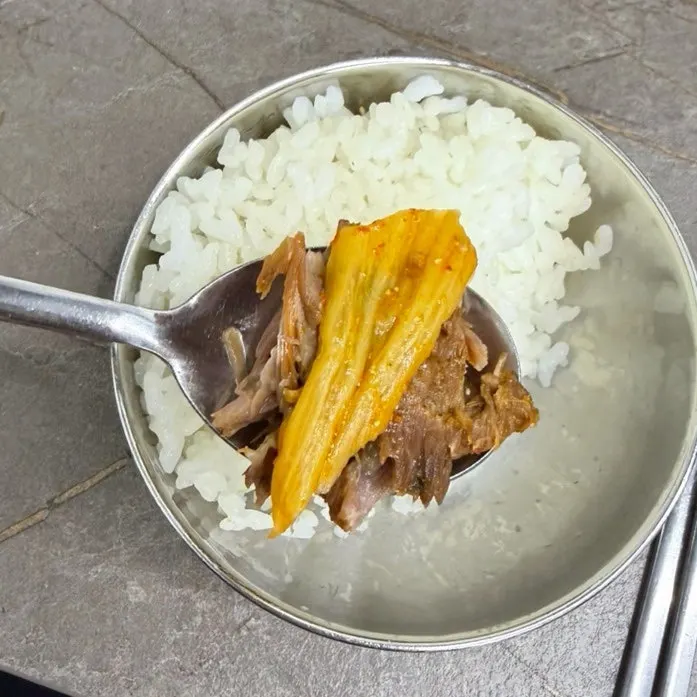 우거지와 감자탕 고기 한 점