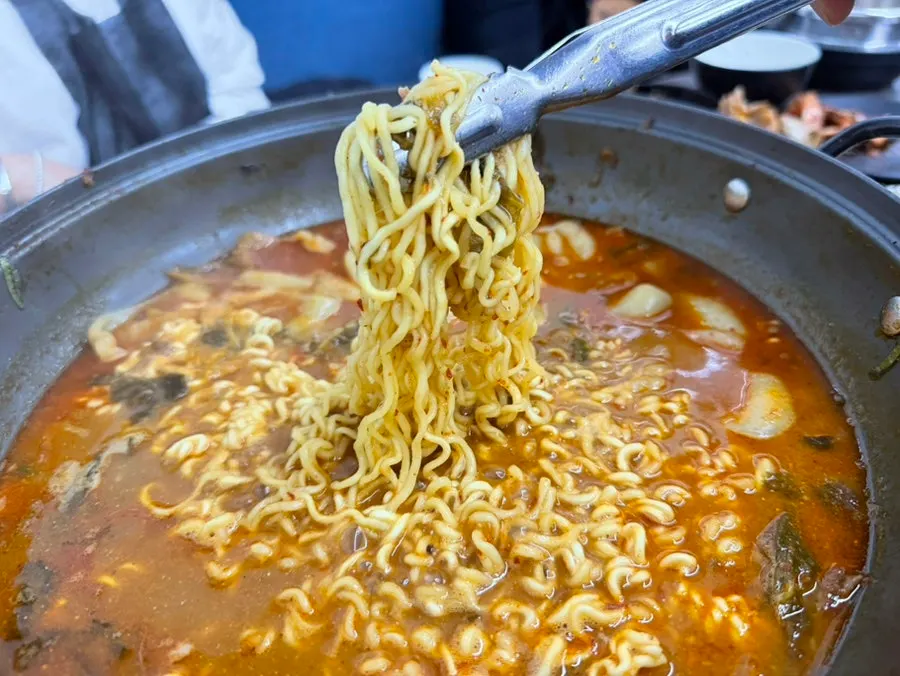 감자탕에 넣은 라면사리와 수제비