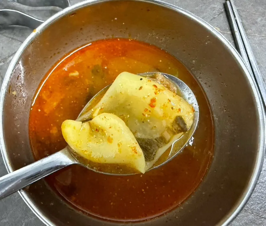 라면사리를 건져 올린 모습