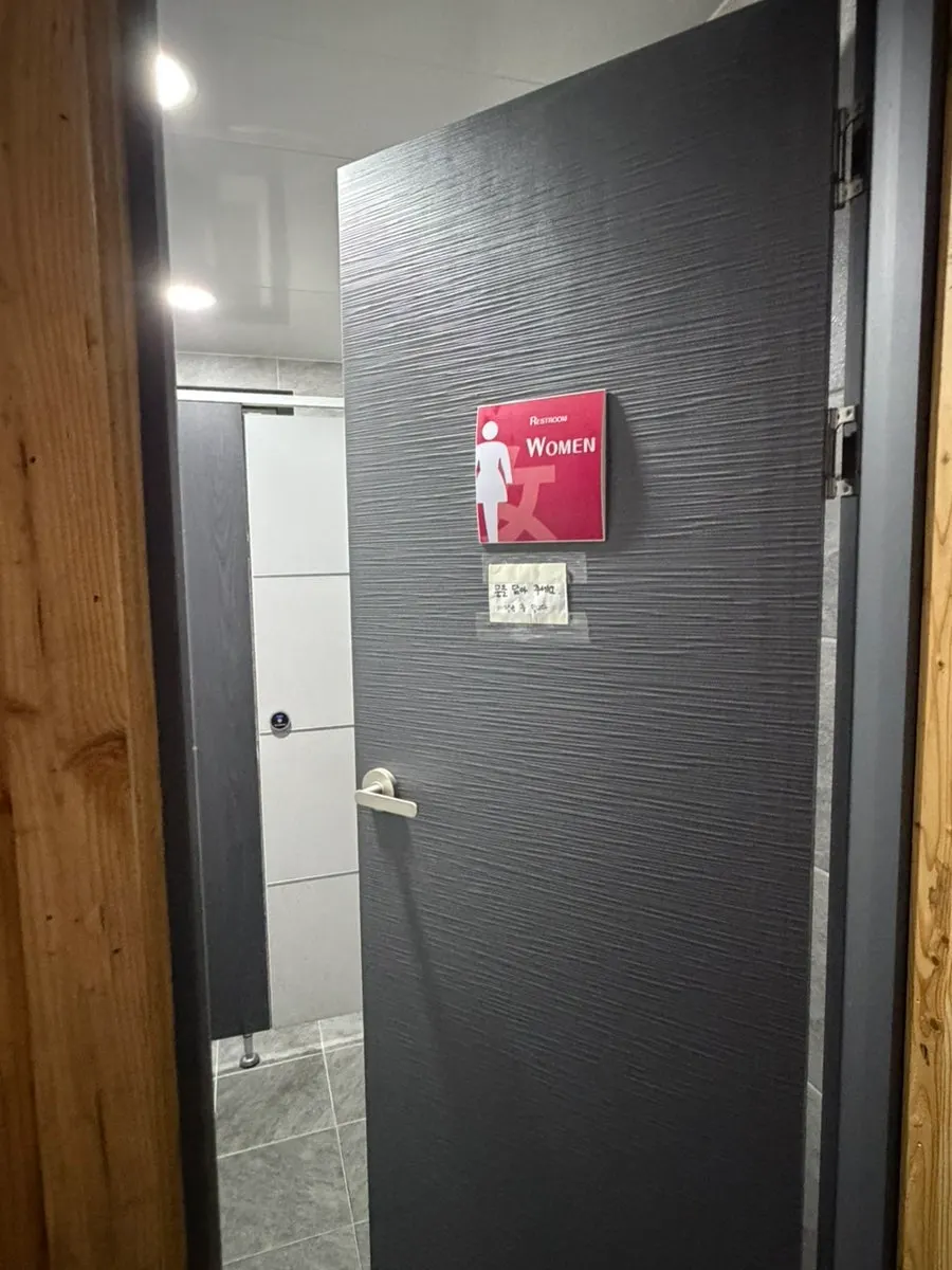 매장 내부 통로와 좌석
