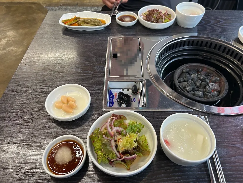 테이블 간격이 여유로운 홀 전경