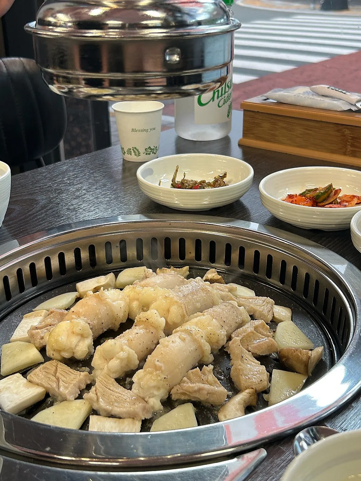 불판 위에서 구워지는 대창과 감자
