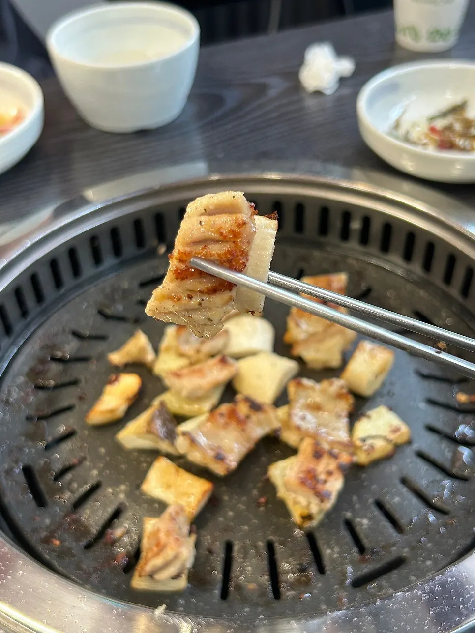 구워진 특양과 감자가 올라간 불판