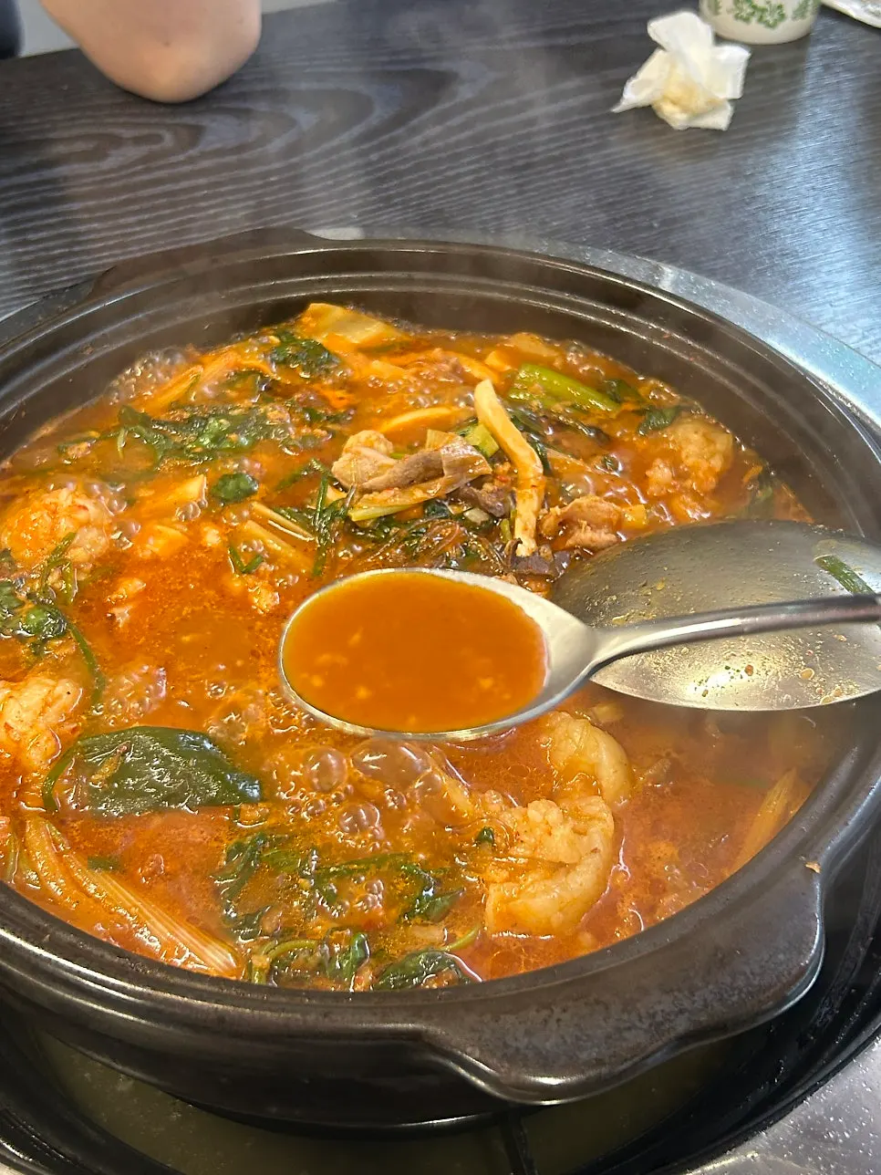 칼칼한 국물의 곱창전골 클로즈업