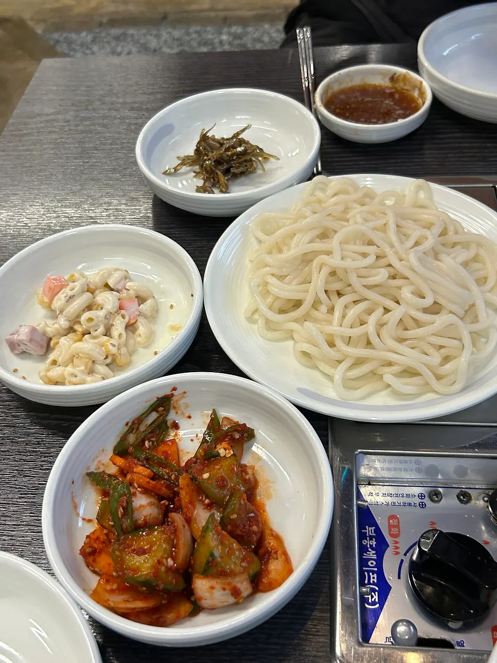 오래 끓여 녹진해진 곱창전골 국물