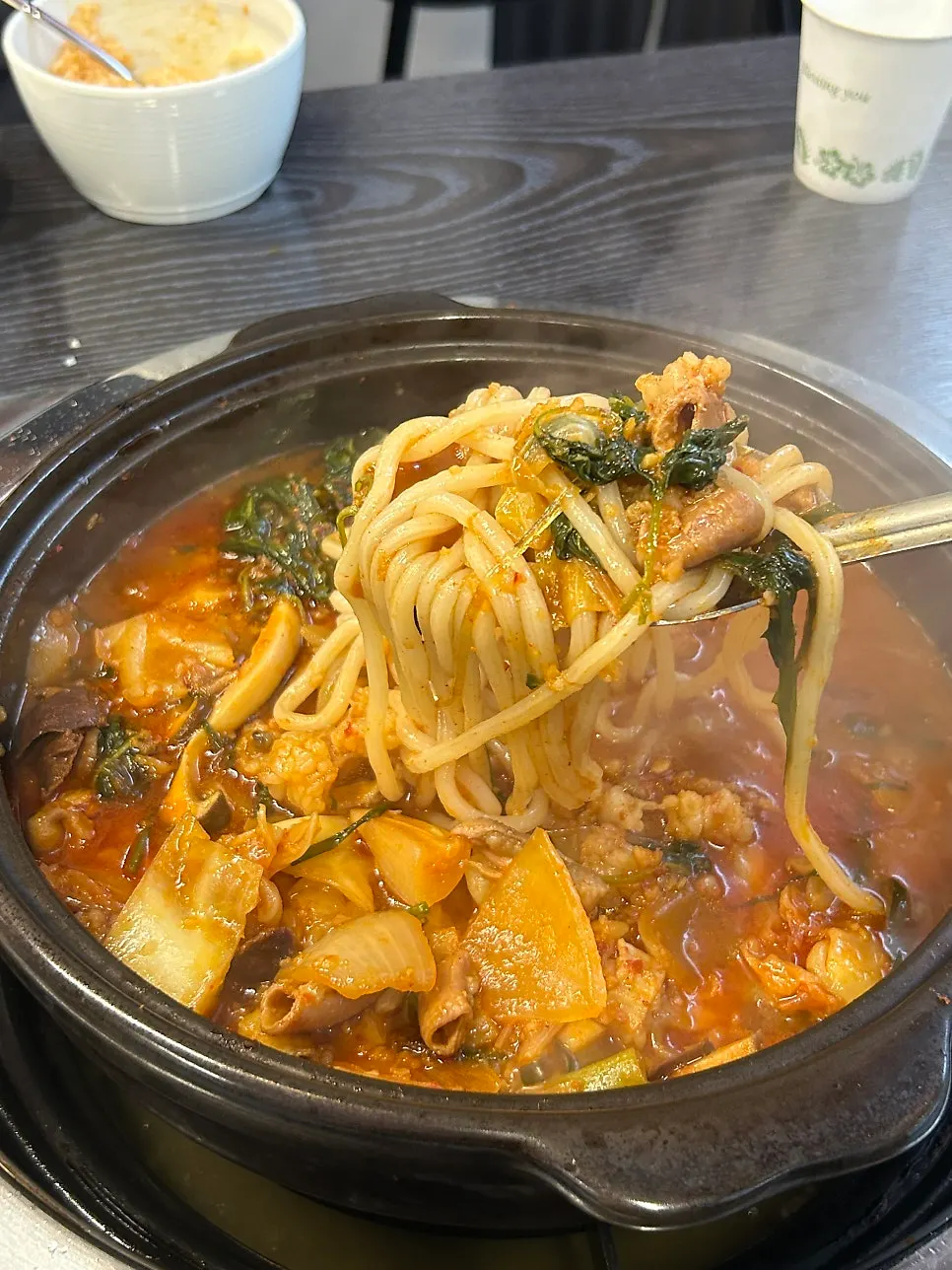 국물이 밴 우동사리를 건져 올린 모습