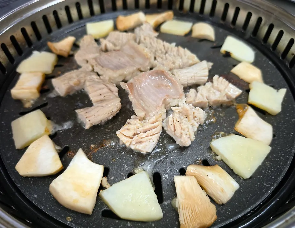 완벽한 굽기로 구워진 특양 불판