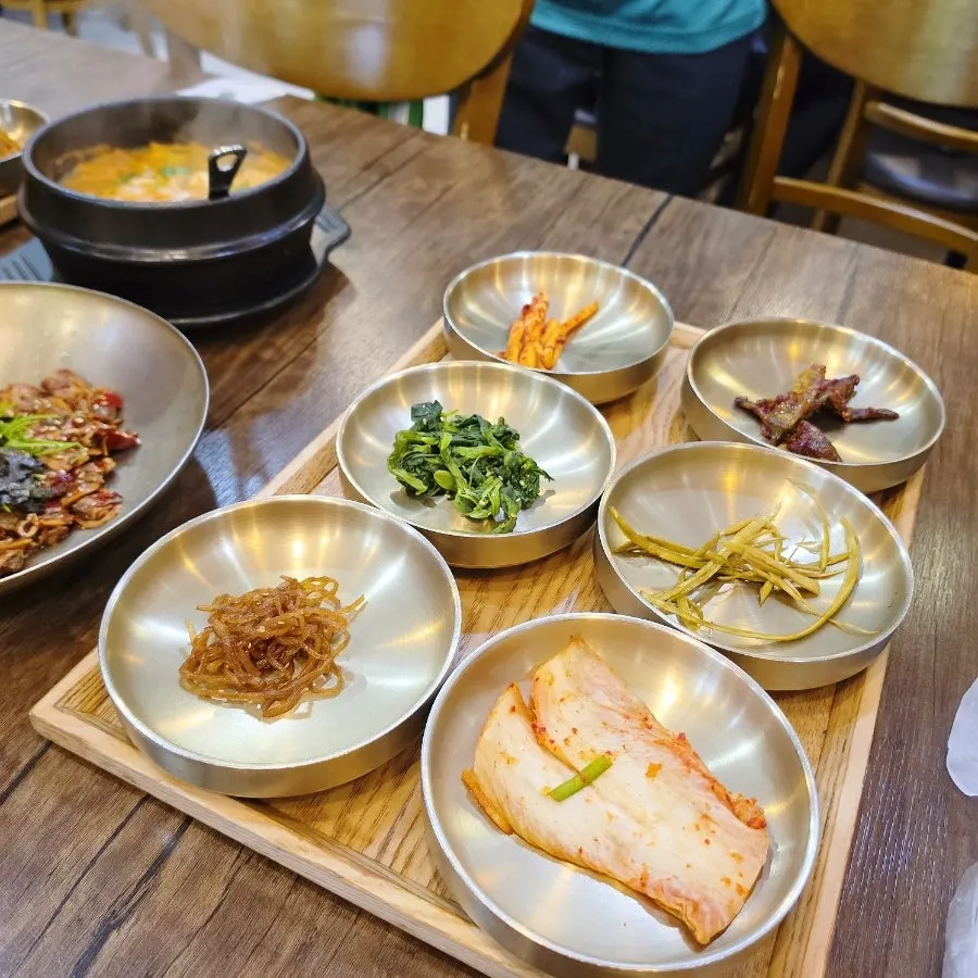 차례차례 차려진 밑반찬 여러 가지