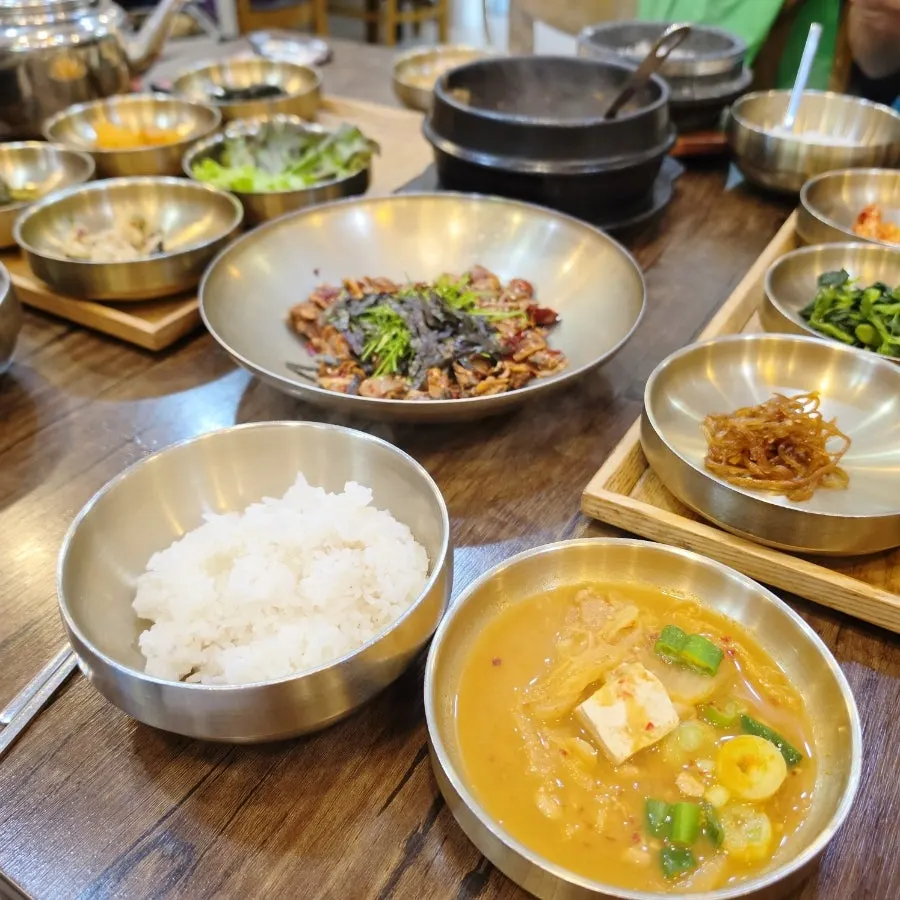 갓 나온 돌솥밥과 밥을 덜어놓은 그릇