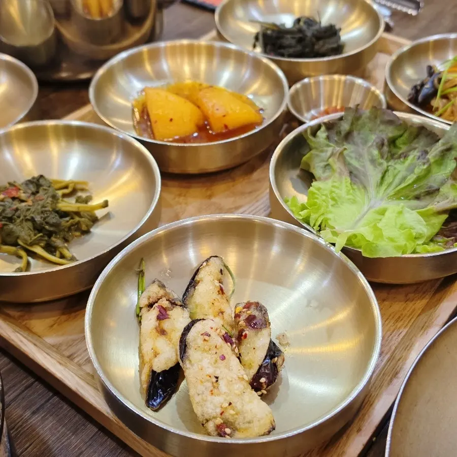 식사를 마친 3인 한식 상차림